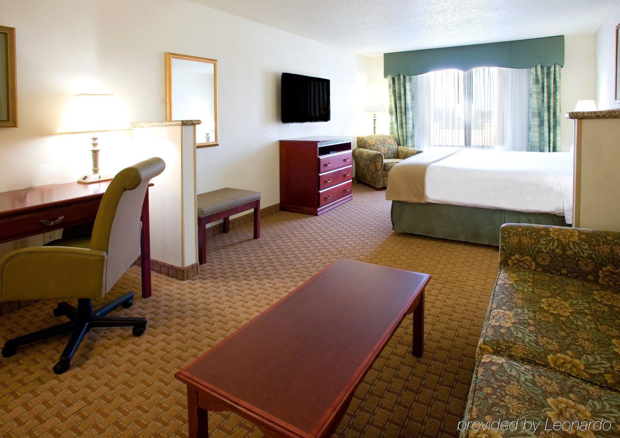 Express & By Ihg 3* Selma